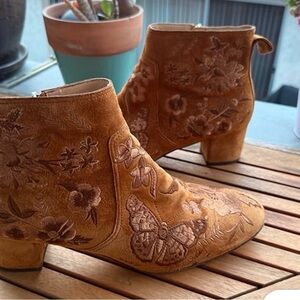 Johnny Was Taline Heeled Bootie Boho Suede  Floral Embroidered Tan